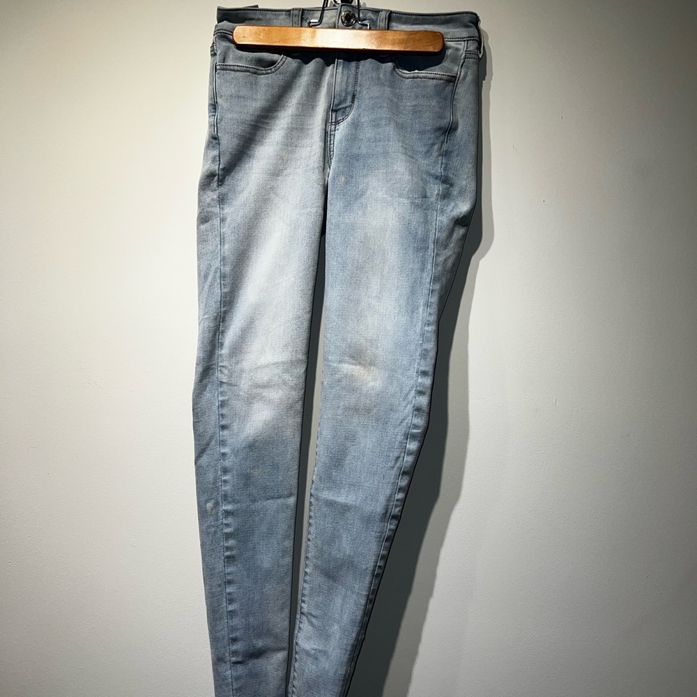 Pale blue height waisted skinny jeans. No rips